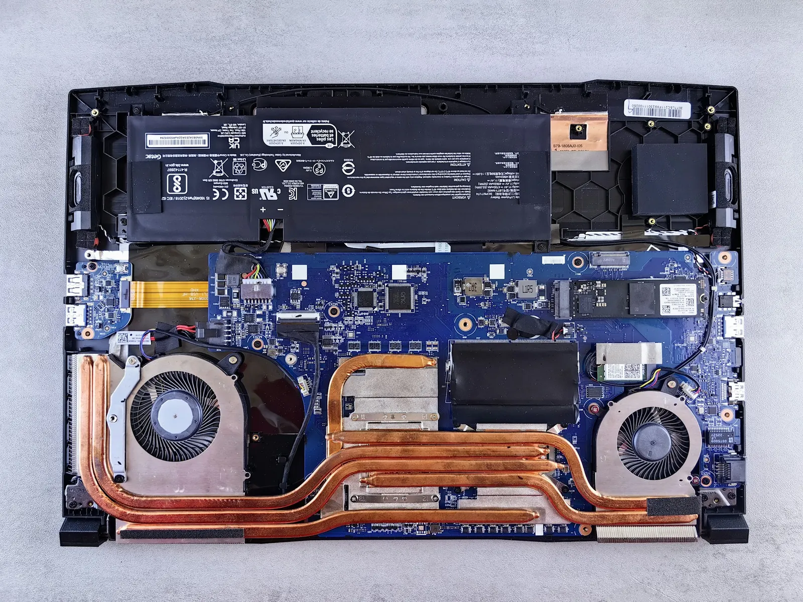 Interior de una laptop abierta sobre la mesa de trabajo