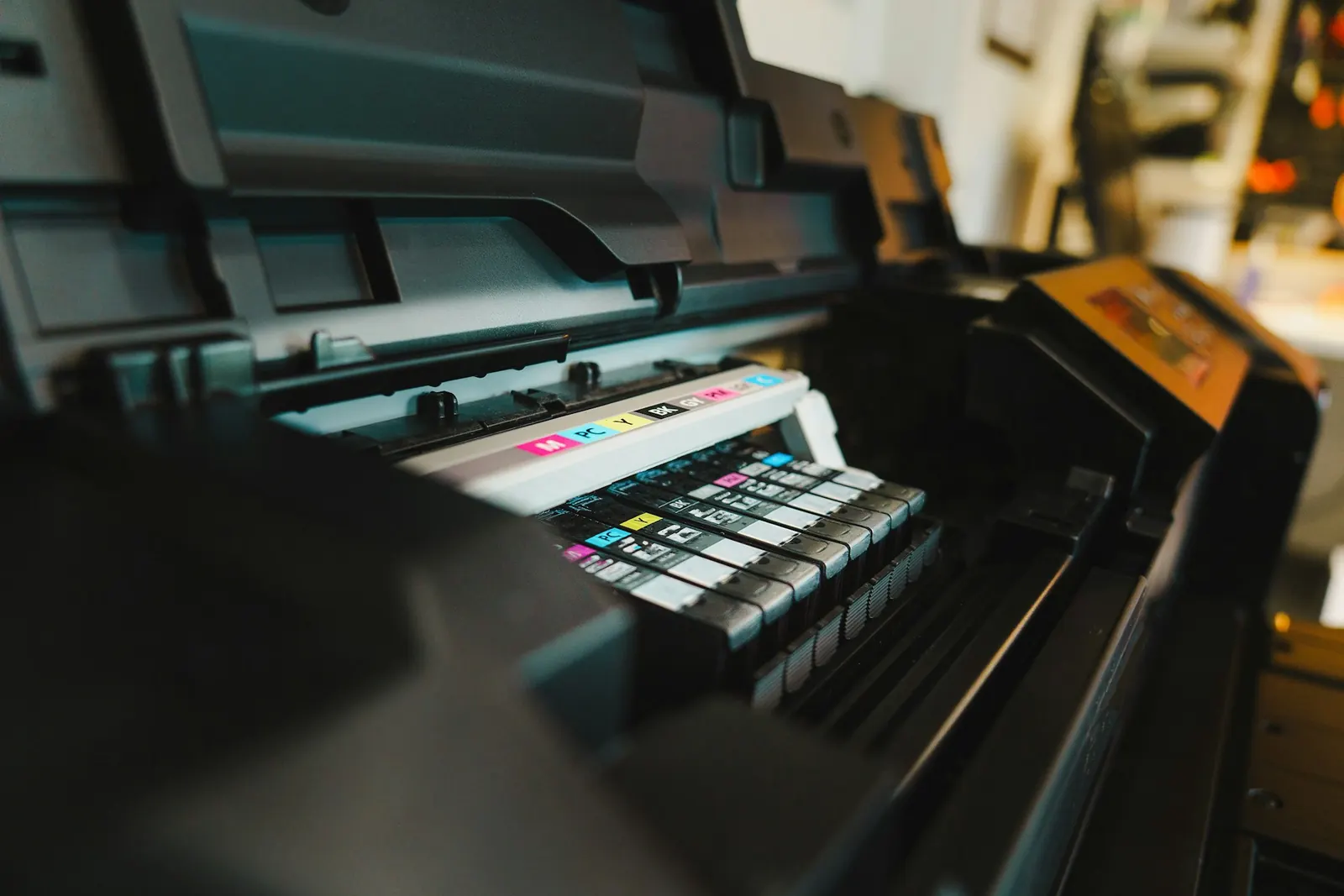 Interior de una impresora con sus cartuchos de tinta
